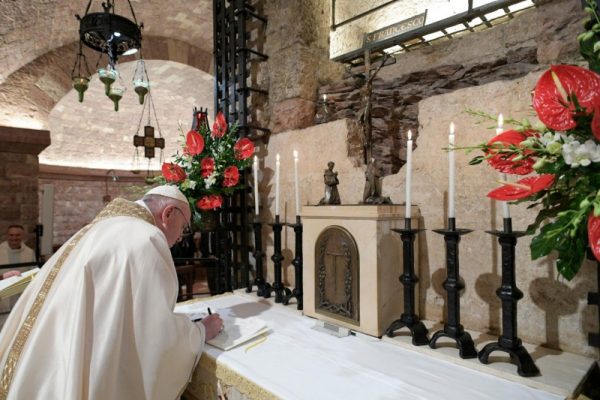Papa Francisco assinando a Encíclica Fratelli Tutti